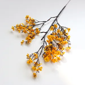 Vista detallada de flores de paniculata naranja artificiales con pétalos de seda realistas