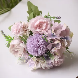 Gedetailleerd overzicht van kunstboeket met roze pioenrozen en paarse hydrangea