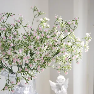 Primer plano de flores de paniculata artificiales rosa y blancas en un jarrón de cristal