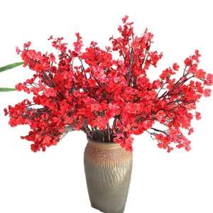 Fiori di gipsofila in seta rossa in un vaso di ceramica per decorazioni nuziali domestiche