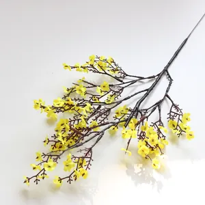 Vista detallada de una rama de paniculata amarilla artificial para decoración