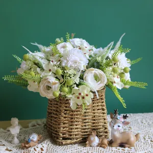 Arreglo de flores artificiales con claveles blancos y ranúnculos en cesta tejida