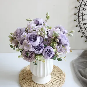 Vista detallada del ramo de peonías y hortensias artificiales moradas en jarrón