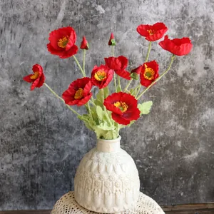 Arreglo de amapolas de Islandia artificiales rojas en jarrón cerámico