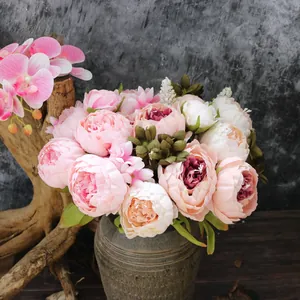 Makroansicht eines künstlichen Pfingstrosen-Arrangements in Rosa- und Cremetönen