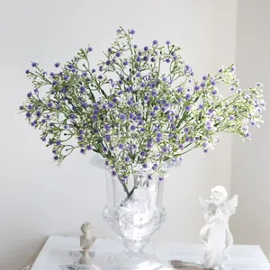 Elegante arreglo de flores de gypsophila artificiales púrpuras y blancas en un jarrón