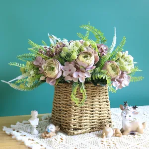 Vista detallada de flores artificiales con hortensias y ranúnculos en una cesta de paja