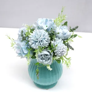 Gedetailleerde weergave van een elegant kunstboeket van blauwe pioenrozen en hortensia's