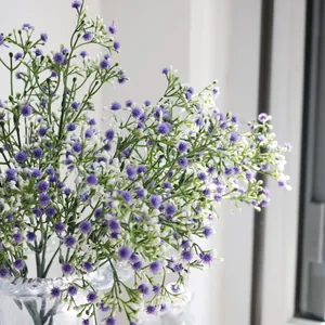 Primer plano detallado de flores de paniculata artificiales púrpuras y blancas decor
