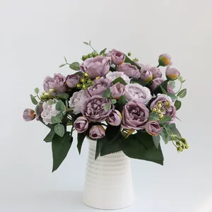 Elegant paars kunstpioenboeket in witte geribbelde vaas voor interieurdecoratie