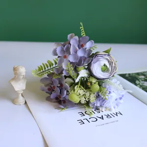 Vista detallada de un ramo de hortensias y claveles artificiales para decoración