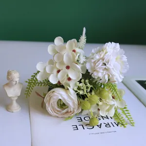 Detalle de ramo de ranúnculos y claveles artificiales blancos para decoración