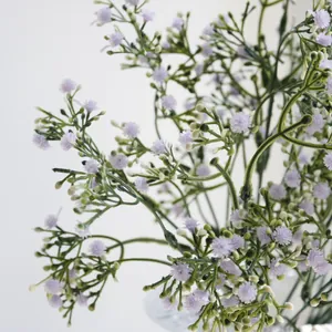 Vista detallada de flores de paniculata artificiales violetas para decoración del hogar