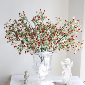 Vista detallada de flores de gipsofila artificiales rojas y blancas en jarrón de cristal