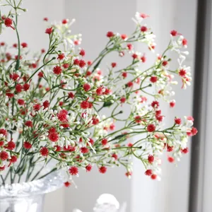 Detalle de flores de paniculata artificiales rojas y blancas para decoración de boda