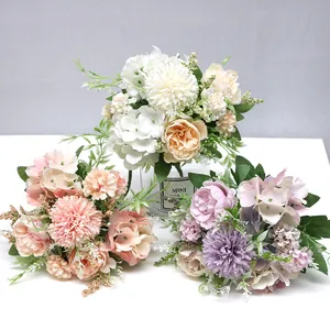 Gedetailleerd zicht op kunstmatige pioenroos en hortensia boeketten in zachte kleuren