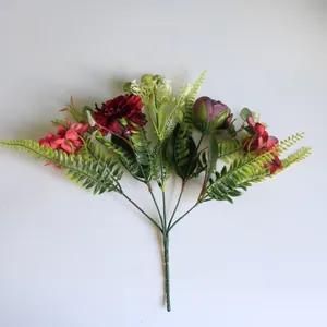 Primer plano de ramo de flores artificiales con claveles y hortensias para decoración