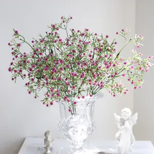 Primer plano de flores de paniculata artificiales rosas y blancas en jarrón.