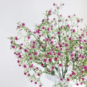 Primer plano de flores de gypsophila artificiales rosadas y blancas para decoración