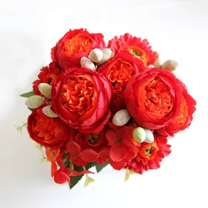 Detalle de un ramo de peonías y hortensias artificiales de color rojo para decorar