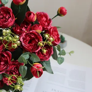 Detailopname van realistisch rood boeket kunstpioenrozen en rozen voor decoratie