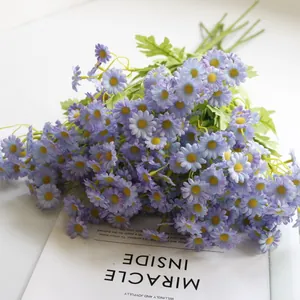 Λεπτομερής άποψη μπουκέτου με τεχνητές μωβ μαργαρίτες για τη διακόσμηση του σπιτιού.