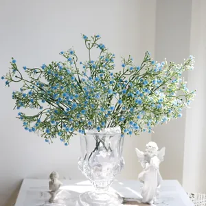 Elegantes flores de gipsofila artificiales azules y blancas en un hermoso jarrón.