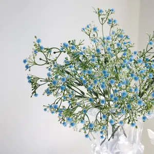 Detalle de primer plano de flores de gypsophila artificiales azules y blancas en jarrón