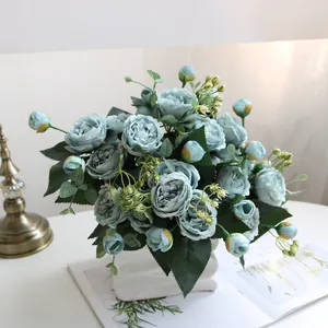 Gedetailleerd overzicht van een elegant blauw kunstmatig pioen- en rozenboeket in een vaas