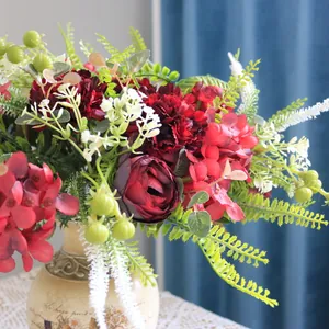Elegante arreglo de flores artificiales con claveles y hortensias en jarrón vintage