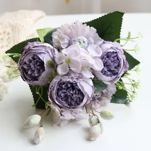 Detalle de ramo de peonías artificiales moradas de 5 cabezas decorativas