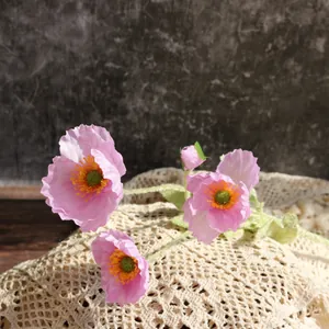 Detalle de una flor de simulación de amapola de Islandia de seda rosa para decoración de bodas