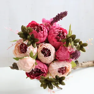 Nahaufnahme von europäischem künstlichem Pfingstrosenstrauß mit kräftigen rosa Blüten.