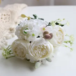 Detalle de ramo de peonías artificiales blancas de 5 cabezas con bayas decorativas