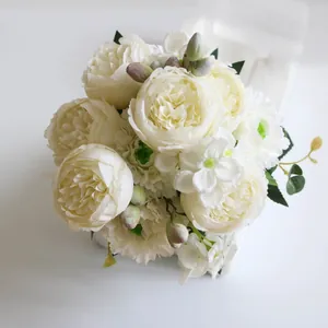 Vista superior detallada de un ramo de peonías artificiales blancas con bayas y flores