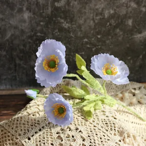 Primer plano de amapolas de Islandia artificiales azul claro con textura real