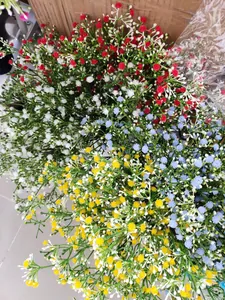 Primer plano de ramos de paniculata artificial para decoración de hogar y bodas