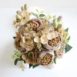 Detalle del ramo nórdico artificial de peonías hortensias y bayas para decoración