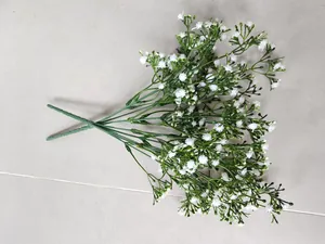 Vista detallada que muestra las flores blancas de los tallos de paniculata falsa.