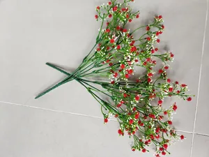 Detalle de las flores de paniculata artificiales rojas y blancas para decorar.