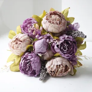 Nahaufnahme eines künstlichen Pfingstrosenstraußes mit lila und rosa Seidenblumen
