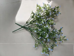 Detalle de flores artificiales de aliento de bebé azul y blanco para boda decor