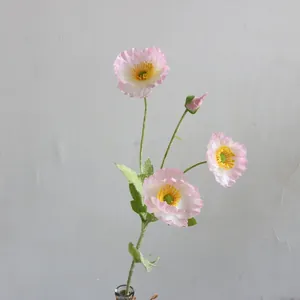 Primer plano detallado de una flor de amapola rosa artificial con cuatro tallos