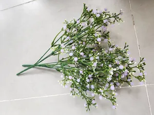 Vista detallada de flores de paniculata artificiales lilas con tallos de plástico verde