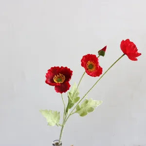Vista detallada de la amapola de Islandia artificial roja con tallo y hojas verdes