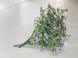 Vista detallada de un ramo de gypsophila artificial púrpura y blanco para bodas y hogar