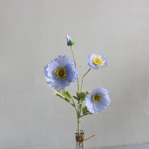 Detalle de flores de amapola de Islandia artificiales con pétalos de seda realistas