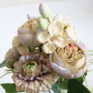 Primer plano detallado de un elegante ramo de peonías y hortensias de seda champán