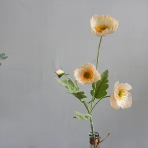 Primer plano de delicadas flores de amapola artificiales en seda naranja claro para bodas.