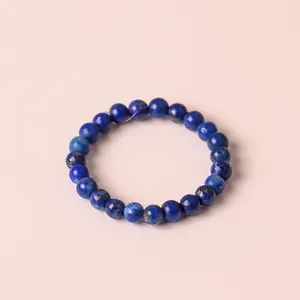 Detailansicht der blauen Lapislazuli-Perlen auf einem minimalistischen Edelsteinring